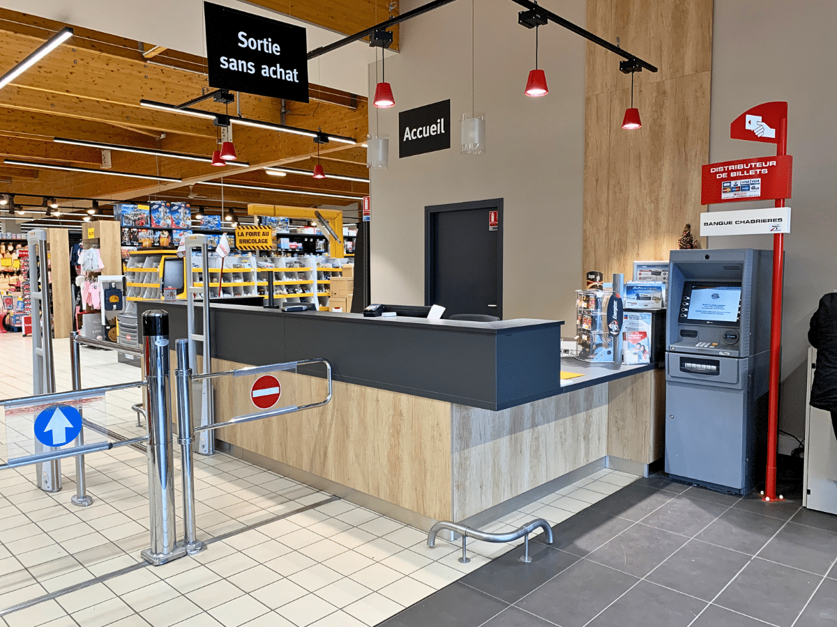 Banque d’accueil sur mesure dans un magasin Intermarché réalisée par MSG Vidal Agencement