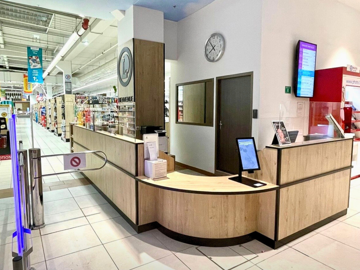Banque d’accueil en bois sur mesure pour grande surface réalisée par MSG Vidal Agencement