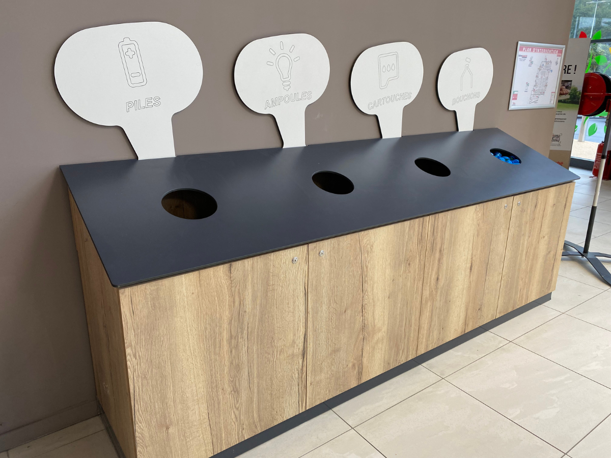 Meuble de collecte sur mesure pour piles, ampoules, cartouches et bouchons en magasin