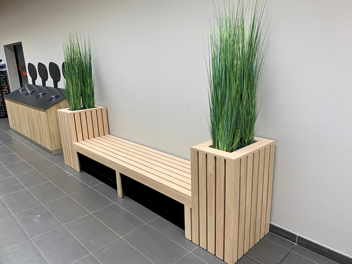 Banc en bois sur mesure avec jardinières intégrées pour espace d’attente en magasin
