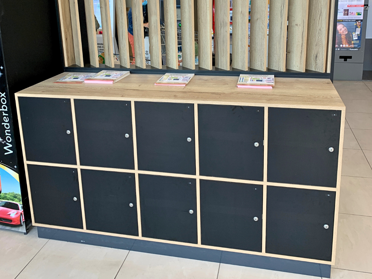 Meuble de consignes clients en bois et noir réalisé sur mesure par MSG Vidal Agencement