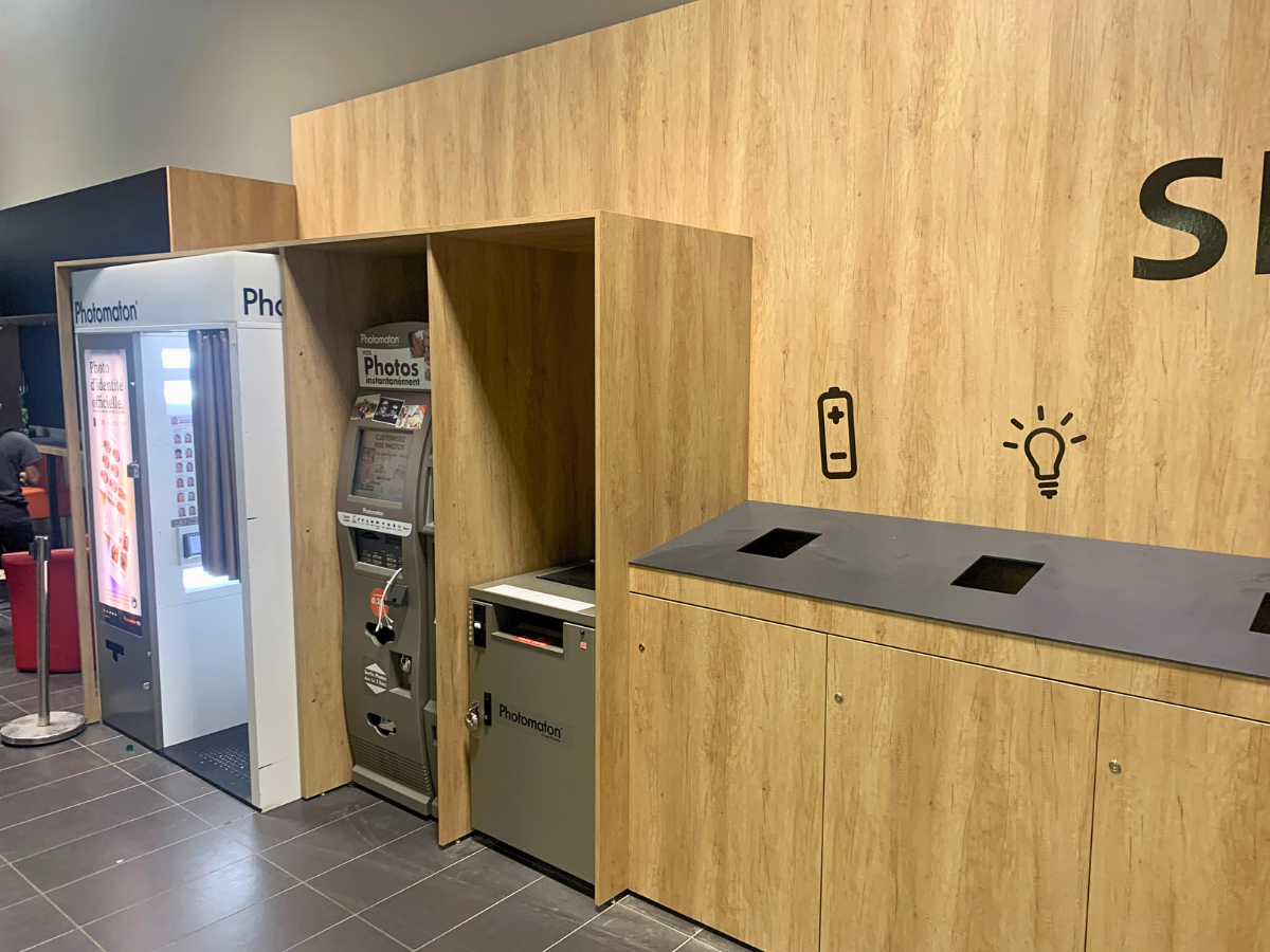 Espace services en magasin avec meuble de collecte et intégration Photomaton réalisé par MSG Vidal Agencement