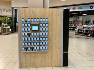 Mobilier sur mesure intégrant une station de terminaux numériques en galerie commerciale