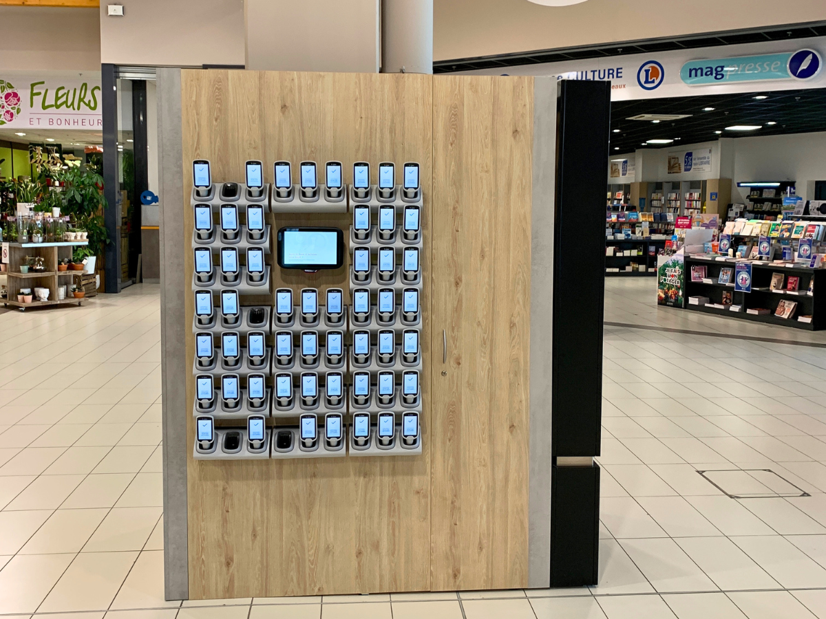 Mobilier sur mesure intégrant une station de terminaux numériques en galerie commerciale
