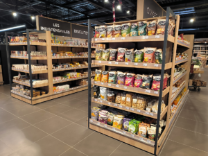 Gondoles et rayonnages en bois et métal pour présentation de produits alimentaires en magasin
