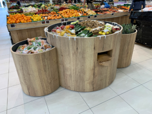 Mobilier arrondi sur mesure pour présentation de fruits et légumes en grande surface