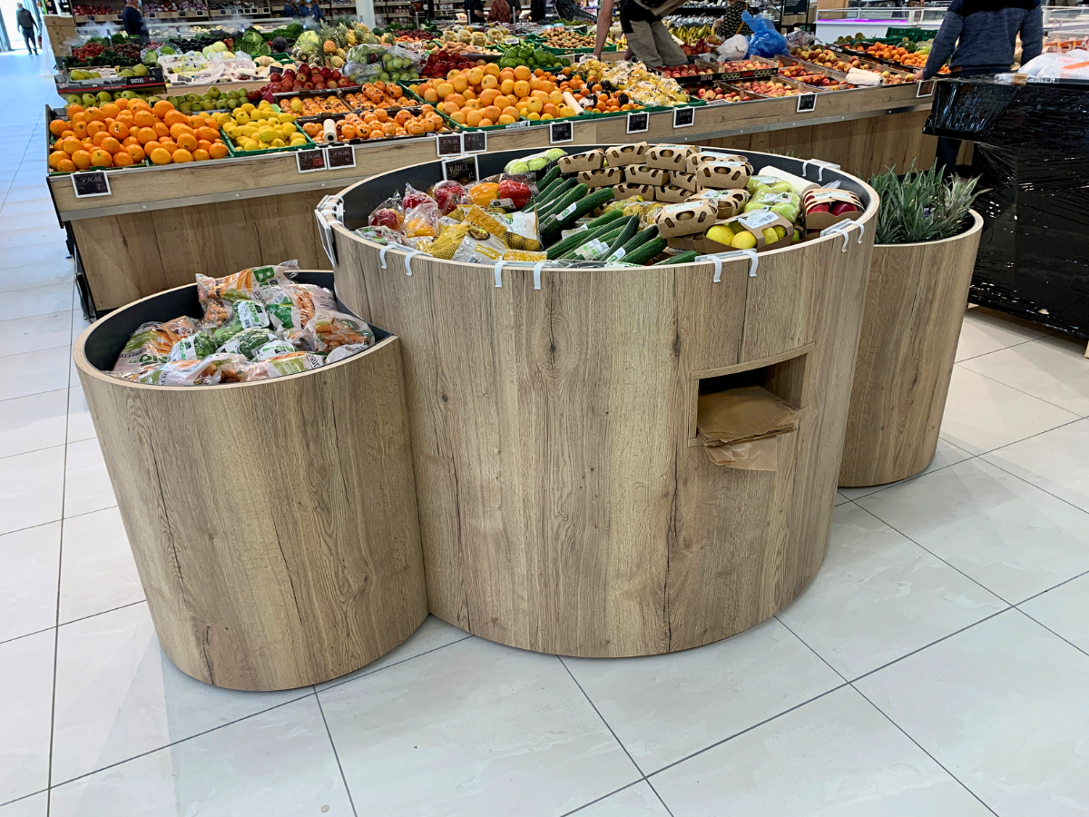 Mobilier arrondi sur mesure pour présentation de fruits et légumes en grande surface