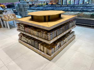Îlot central de présentation en bois sur mesure pour produits alimentaires en grande surface