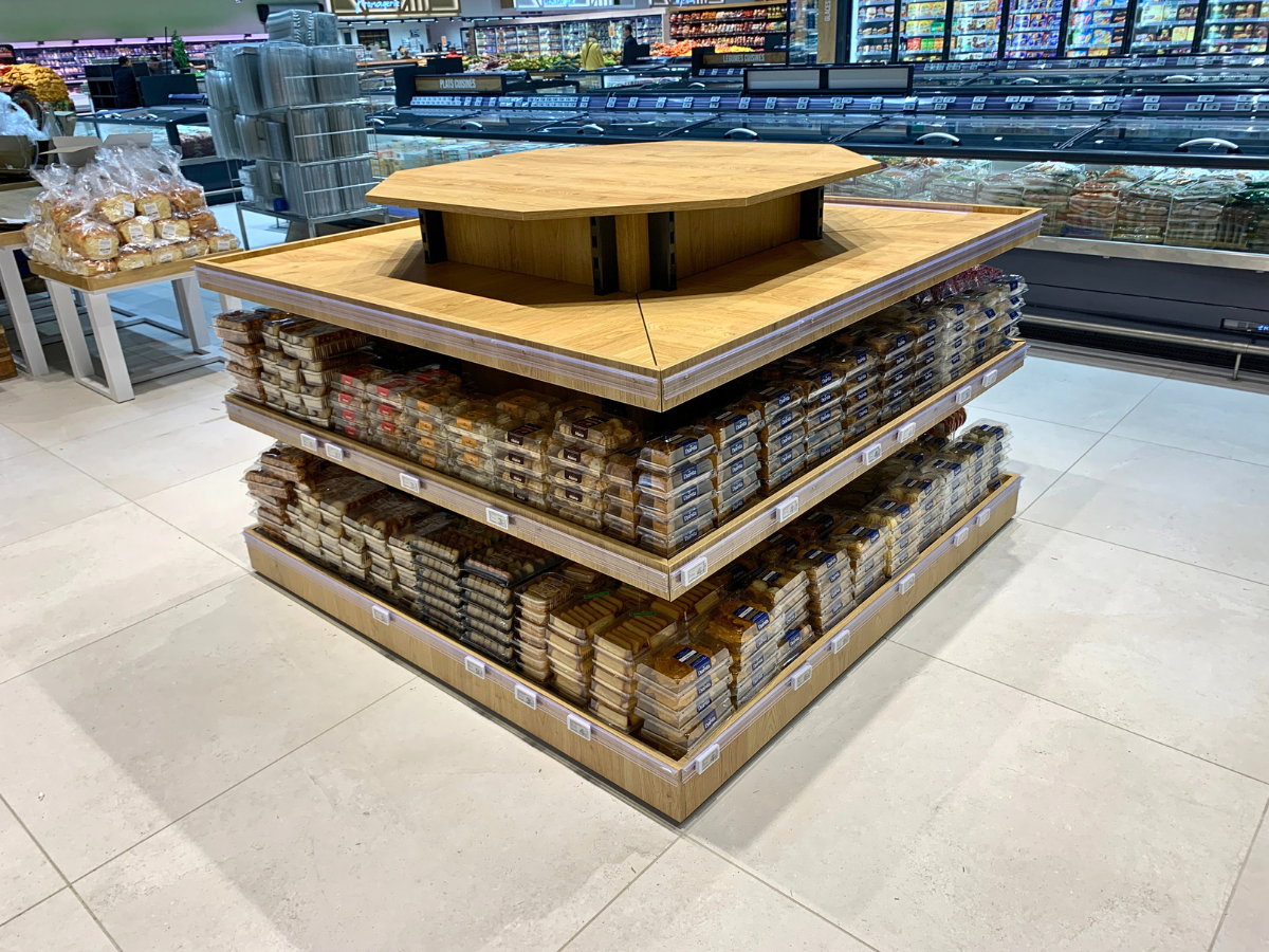 Îlot central de présentation en bois sur mesure pour produits alimentaires en grande surface